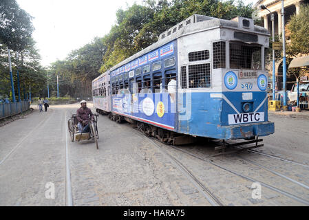 Kolkata, India. 02Dec, 2016. Disattivazione fisica Abdul guarda un tram lo ha passato in Kolkata. Giornata internazionale della persona con disabilità osservare annuale in dicembre 03, 2016 per promuovere una comprensione del problema della disabilità e il supporto per la dignità, i diritti e il benessere delle persone con disabilità. © Saikat Paolo/Pacific Press/Alamy Live News Foto Stock