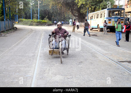 Kolkata, India. 02Dec, 2016. Disattivazione fisica Abdul mendicare per la sua livilihood spostare nel suo triciclo a Kolkata. Giornata internazionale della persona con disabilità osservare annuale in dicembre 03, 2016 per promuovere una comprensione del problema della disabilità e il supporto per la dignità, i diritti e il benessere delle persone con disabilità. © Saikat Paolo/Pacific Press/Alamy Live News Foto Stock