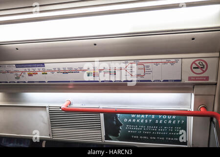 Londra mappa info sul treno con la stazione della metropolitana, vietato fumare Foto Stock