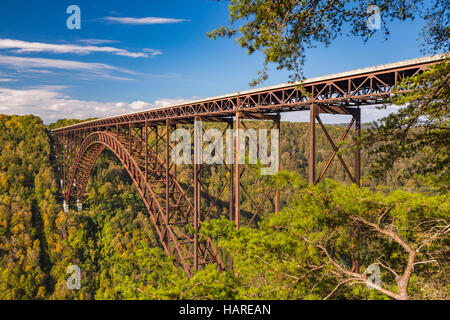 Il nuovo ponte sul fiume oltre il nuovo River Gorge in West Virginia, USA. Foto Stock