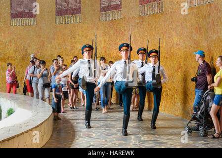 I soldati di guardia nel marzo Hall di gloria militare. Il complesso memoriale Mamayev Kurgan. Volgograd, Russia Foto Stock
