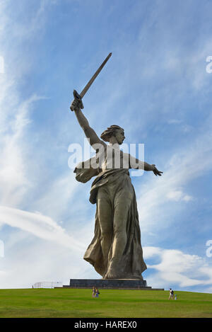 Patria chiede un monumento. Il complesso memoriale Mamayev Kurgan. Volgograd, Russia Foto Stock