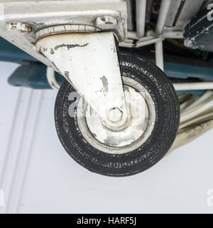 Auto ruota pneumatico isolato su bianco . Foto Stock