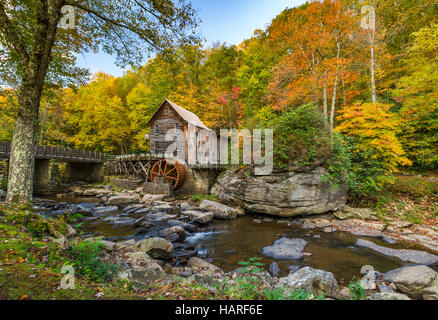 Glade Creek Grist Mill in autunno a Babcock State Park, West Virginia, USA. Foto Stock