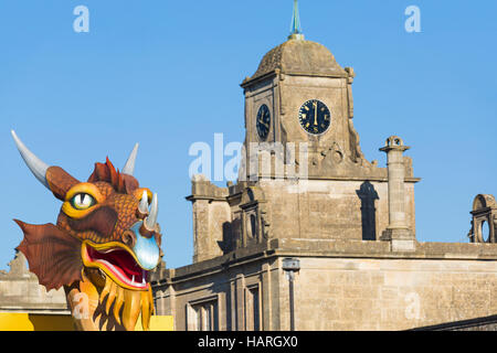 Festa di Natale della luce a Longleat per celebrare il Safari Park il cinquantesimo anniversario con il tema di Beatrix Potter. dragon Foto Stock