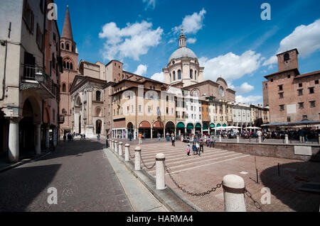 L'Italia, Lombardia, Mantova, Piazza delle Erbe e piazza della Basilica di Sant'Andrea Dome Foto Stock