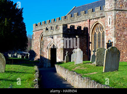 La Chiesa di San Giorgio nel villaggio di Dunster, Somerset, Inghilterra, Regno Unito Foto Stock