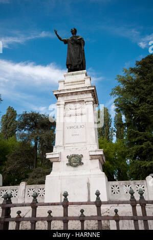 L'Italia, Lombardia, Mantova, Piazza piazza Virgiliana, Monumento a Virgilio Foto Stock