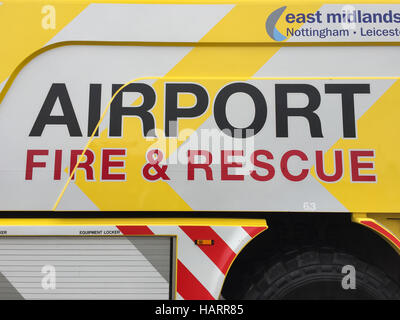 Aeroporto motore Fire parcheggiato di fronte all'aeroporto la stazione dei vigili del fuoco a East Midlands Airport con l' aeroporto di fuoco che mostra il logo. Foto Stock