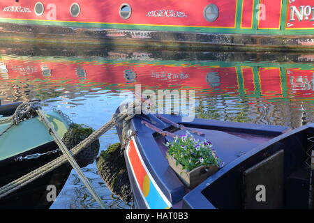 Londra, UK: Riflessioni nella piccola Venezia con colorati chiatte lungo i canali Foto Stock
