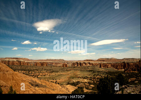 Vista panoramica di Capital Reef paese indietro. Mostra sky jet stream sentieri cloud e nuvole. Hoodoos e formazione di roccia Foto Stock