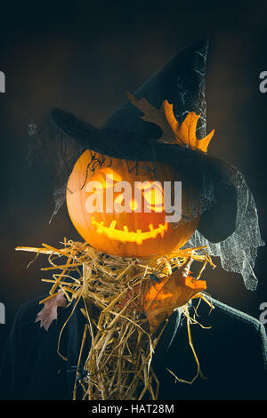 La zucca uomo che indossa un cappello delle streghe Foto Stock