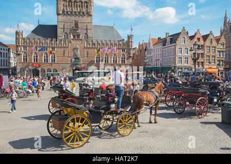 Bruges, Belgio - 13 giugno 2014: Il carrello sul Grote Markt e Belfort van Brugge in background. Foto Stock