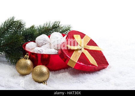 Tradizionali biscotti di Natale con le mandorle in forma di cuore confezione regalo sulla neve Foto Stock