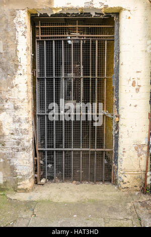 Vecchia porta di metallo con barre. Prese in occasione di una visita a Pettycoat lane, questo ingresso era bloccato e abbandonati. Foto Stock