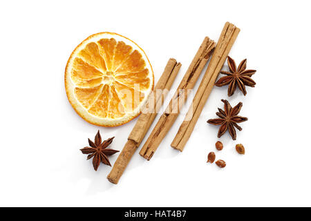 Bastoncini di cannella, essiccato fettine di arancia, stella anis Foto Stock