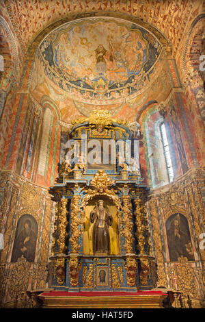 AVILA, Spagna, aprile - 19, 2016: il barocco altare laterale os San Benedetto da Norcia nella Chiesa Basilica de San Vicente Foto Stock