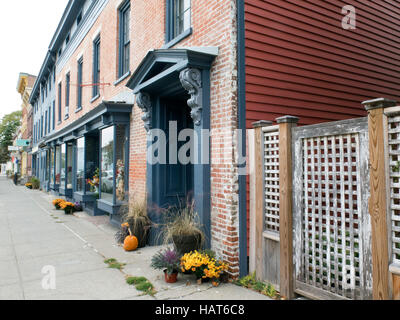 Scena di strada su Warren Street in Hudson, New York. Foto Stock