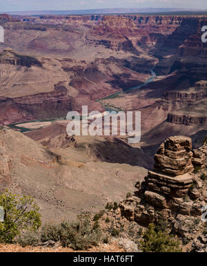 Il fiume Colorado da deserto vista torre di avvistamento, del Grand Canyon South Rim, Arizona. Foto Stock