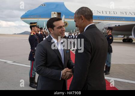 Stati Uniti Il presidente Barack Obama dice addio al Primo Ministro greco Alexis Tsipras prima di salire a bordo di Air Force One presso l'Aeroporto Internazionale Eleftherios Venizelos Novembre 16, 2016 ad Atene, in Grecia. Foto Stock