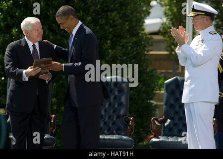 Stati Uniti Il presidente Barack Obama presenta il Segretario della Difesa Robert Gates con la medaglia presidenziale della libertà durante le Forze Armate addio omaggio al Pentagono Giugno 30, 2011 a Washington, DC. Foto Stock