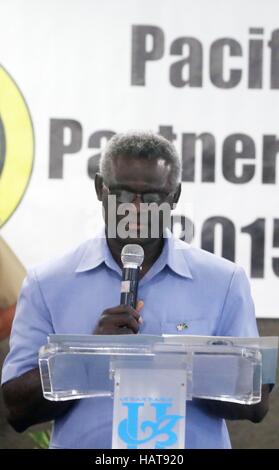 Isole Salomone il Primo Ministro Manasse Sogavare parla durante la cerimonia di apertura per la Pacific Partnership missione Luglio 13, 2015 a Honiara, Guadalcanal, isole Salomone. Foto Stock