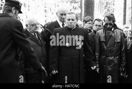 Funerali di condannato criminale di guerra Karl Doenitz il 6 gennaio 1981 in Aumuehle vicino ad Amburgo. | Utilizzo di tutto il mondo Foto Stock