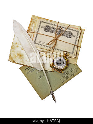 Corrispondenza vintage. Vecchie cartoline, lettere, piume e penne pocket watch isolati su sfondo bianco Foto Stock