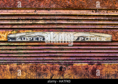 Super White Power logo sul vecchio motore bianco azienda carrello. Foto Stock