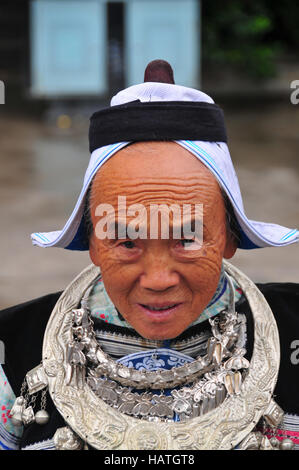 L'interessante le donne di Matang Gejia Dong Village di Guizhou della Cina radere la loro fronte come parte della loro cultura. Foto Stock