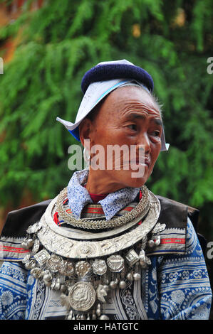 L'interessante le donne di Matang Gejia Dong Village di Guizhou della Cina radere la loro fronte come parte della loro cultura. Foto Stock