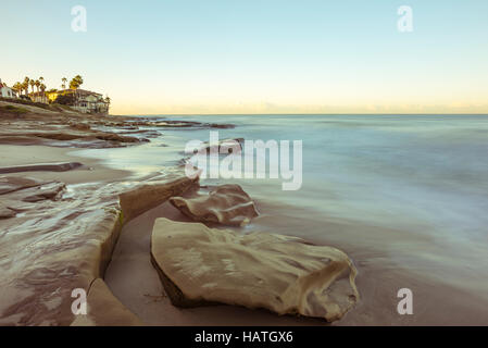 La mattina presto vista in ospedale è il Reef a La Jolla, California. Una lunga esposizione seascape. Foto Stock