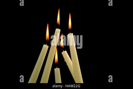 Candele accese; la luce nelle tenebre Foto Stock