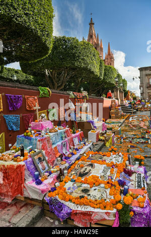 Un altare noto come un ofrenda decorato per il Giorno dei Morti festival presso il Jardin Principal in San Miguel De Allende, Guanajuato, Messico. La settimana di festa è un momento in cui i messicani benvenuti i morti alla messa a terra per una visita e celebrare la vita. Foto Stock