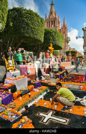 Un altare noto come un ofrenda decorato per il Giorno dei Morti festival presso il Jardin Principal in San Miguel De Allende, Guanajuato, Messico. La settimana di festa è un momento in cui i messicani benvenuti i morti alla messa a terra per una visita e celebrare la vita. Foto Stock