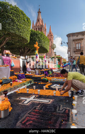 Un altare noto come un ofrenda decorato per il Giorno dei Morti festival presso il Jardin Principal in San Miguel De Allende, Guanajuato, Messico. La settimana di festa è un momento in cui i messicani benvenuti i morti alla messa a terra per una visita e celebrare la vita. Foto Stock