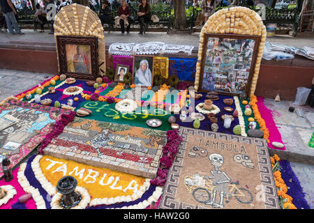 Un altare noto come un ofrenda decorato per il Giorno dei Morti festival presso il Jardin Principal in San Miguel De Allende, Guanajuato, Messico. La settimana di festa è un momento in cui i messicani benvenuti i morti alla messa a terra per una visita e celebrare la vita. Foto Stock