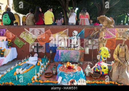 Un altare noto come un ofrenda decorato per il Giorno dei Morti festival presso il Jardin Principal in San Miguel De Allende, Guanajuato, Messico. La settimana di festa è un momento in cui i messicani benvenuti i morti alla messa a terra per una visita e celebrare la vita. Foto Stock