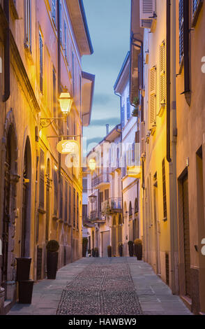 CREMONA, Italia - 24 Maggio 2016: la strada della città vecchia in mattinata al tramonto. Foto Stock