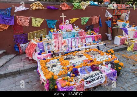 Un altare noto come un ofrenda decorato per il Giorno dei Morti festival presso il Jardin Principal in San Miguel De Allende, Guanajuato, Messico. La settimana di festa è un momento in cui i messicani benvenuti i morti alla messa a terra per una visita e celebrare la vita. Foto Stock