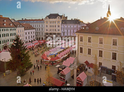 BRATISLAVA, Slovacchia - 28 novembre 2016: Mercatino di Natale sulla piazza principale nella luce della sera. Foto Stock