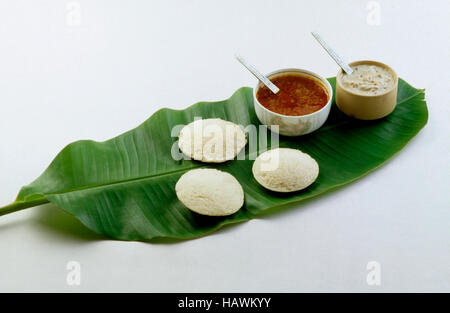 Idli sambar chutney sulla foglia di banano. sud indiane snack, India Foto Stock