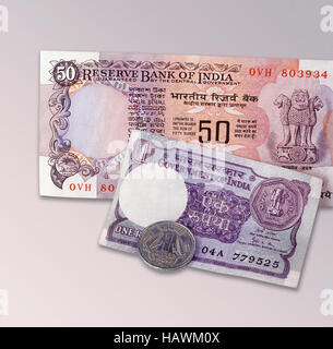 La valuta indiana alle banconote e alle monete Foto Stock