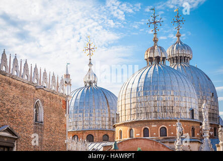 Vista insoliti sul tetto della chiesa di San Marco da Palazzo Ducale balcone. Foto Stock