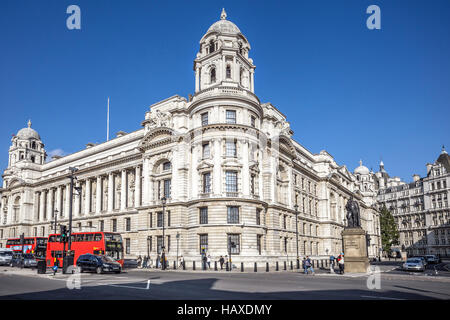 Londra guerra vecchio edificio per uffici su Whitehall street Foto Stock