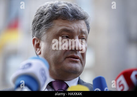 Poroschenko rilasciare dichiarazioni a Berlino Foto Stock