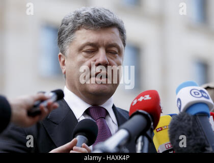 Poroschenko rilasciare dichiarazioni a Berlino Foto Stock