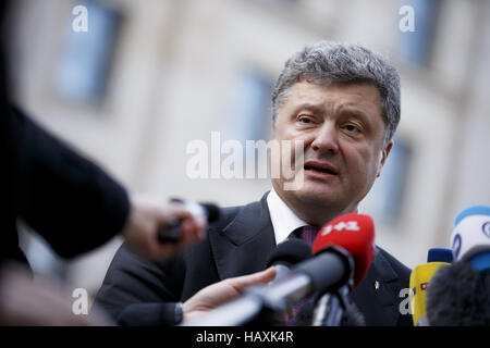 Poroschenko rilasciare dichiarazioni a Berlino Foto Stock