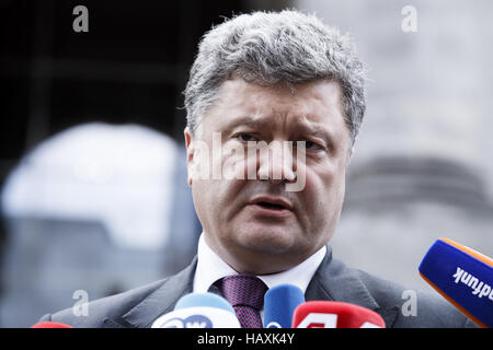 Poroschenko rilasciare dichiarazioni a Berlino Foto Stock