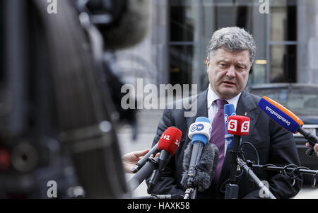 Poroschenko rilasciare dichiarazioni a Berlino Foto Stock